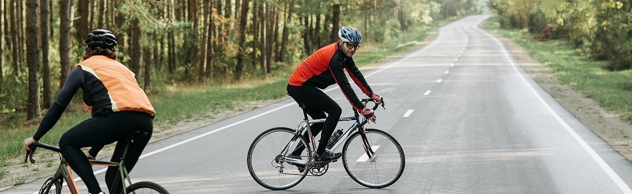 Deux cyclistes qui pédalent en hiver.