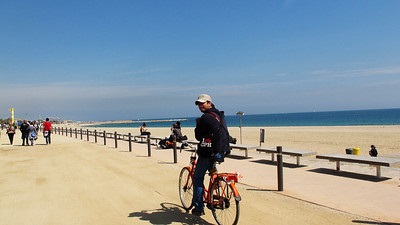 Homme à vélo près de la plage à Barcelone.