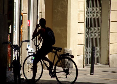 Homme à vélo à Barcelone.