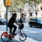 Personne à vélo dans Barcelone.