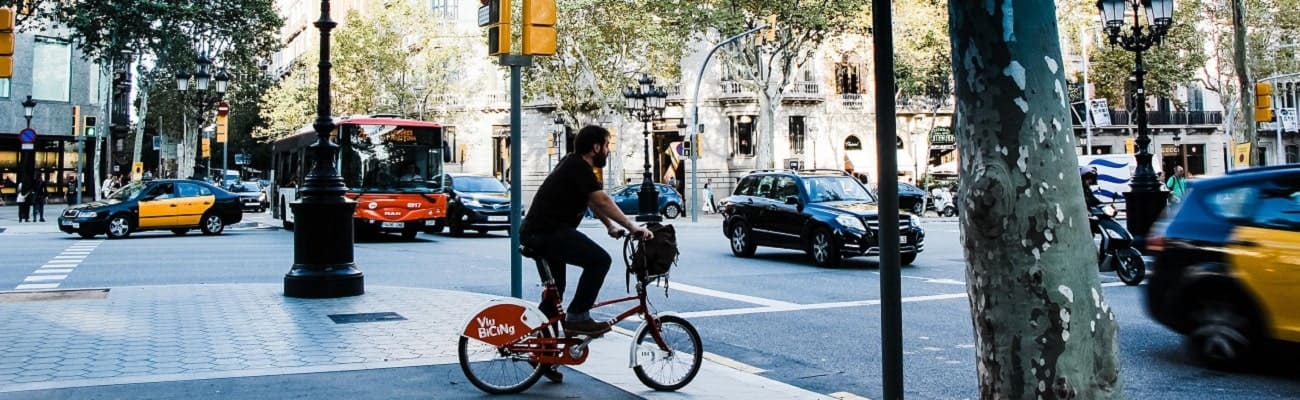 Personne à vélo dans Barcelone.