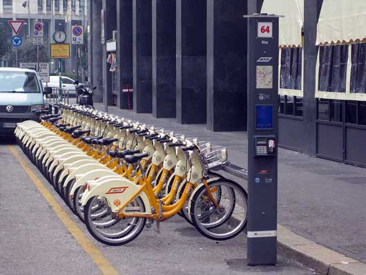 Une station BikeMi, le service de bike sharing de Milan opéré par Clear Channel