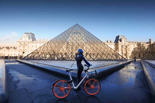 Una bicicletta free-floating Mobike a Parigi