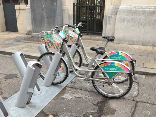 Des vélos Vélopop’ garés en station