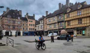 Capucine est sur son vélo sur la place de la vieille ville de Chalon sur Saone. 
