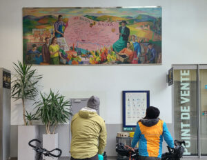 Deux cyclotouristes regardent la carte du beaujolais à vélo. 