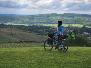 Capucine, pendant ses vacances à vélo, admire la vue depuis le sommet de la montagne de Brancion. 