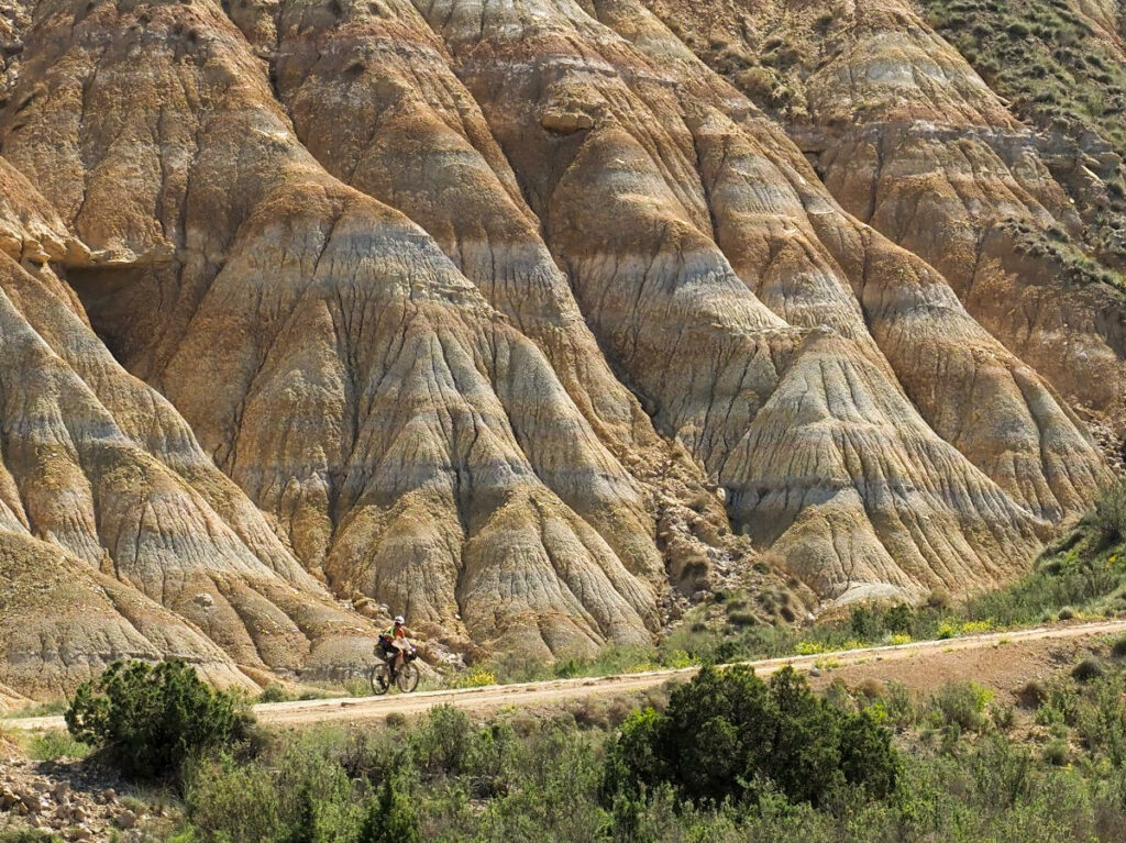 Un cycliste pédale dans le désert des Bardenas en Espagne.