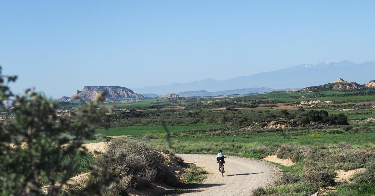 Un cycliste roule sur une route dans le désert des Bardenas en Espagne lors de sa participation à la Desertus Bikus