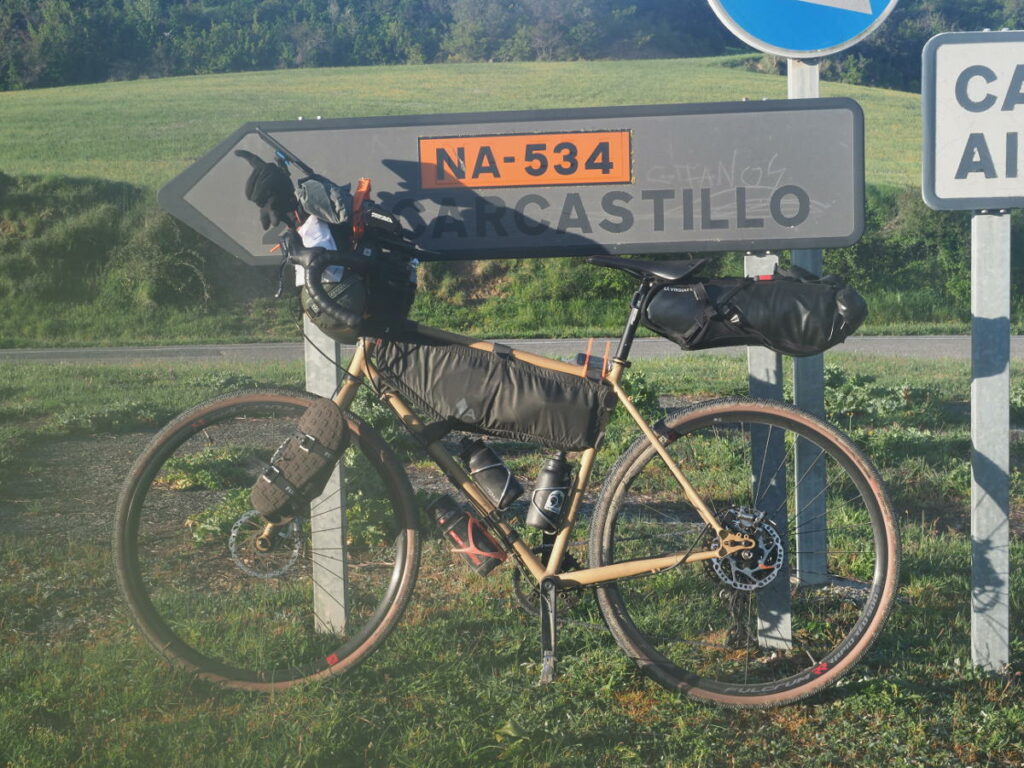 Un vélo gravel équipéé avec des sacoches de bikepacking pour une la course de vélo Desertus Bikus en Espagne. 