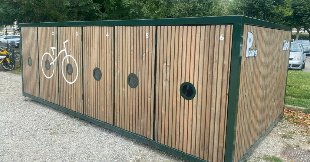 Les casiers ILOO sont en bois et en acier et se fondent dans l'environnement. 