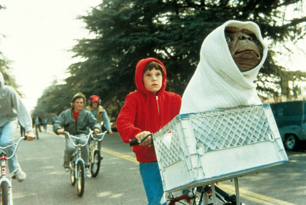 E.T. et Elliott prennent leur envol dans E.T. l’extra-terrestre. (Photo : ©Universal/Courtesy Everett Collection)