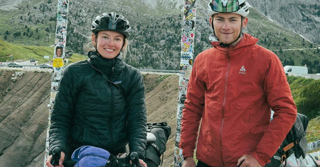 Portrait d'Amaury et Denisa à vélo.