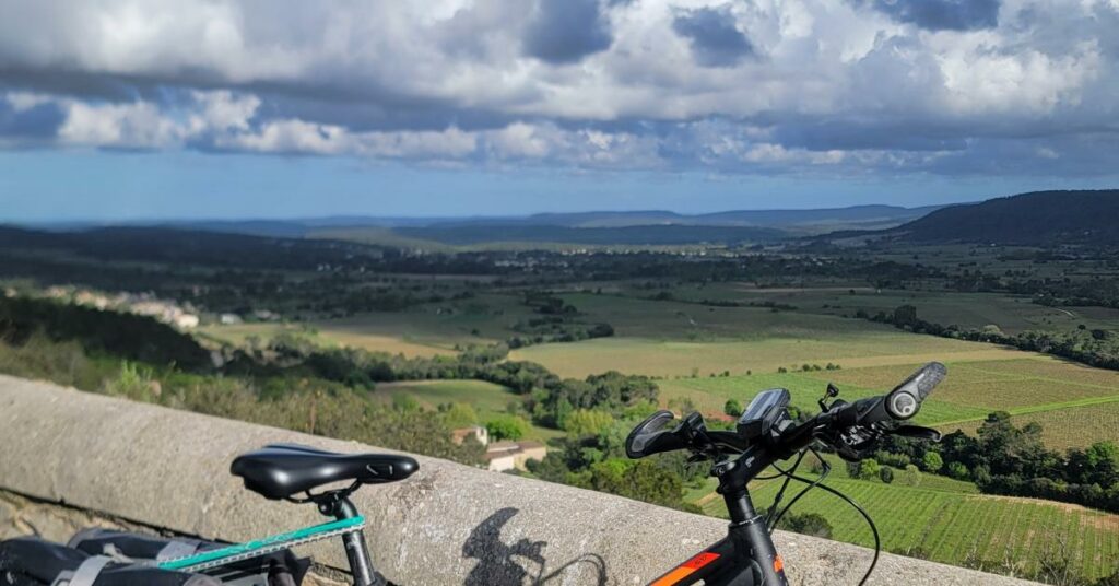 Vue depuis une route des crêtes à vélo autour du Pic Saint-Loup