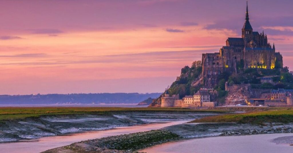 Le Mont-Saint-Michel dans le coucher de soleil proche de la véloroute La Régalante