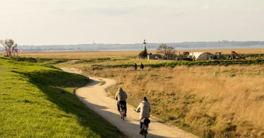 Un couple circule à vélo sur La Régalante, la véloroute de Bretagne. 