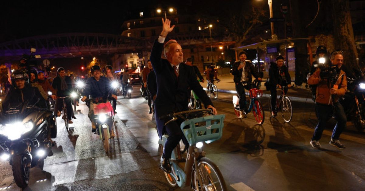 Emmanuel Grégoire à vélo lors d’un événement nocturne à Paris, campagne municipales 2026 vélo