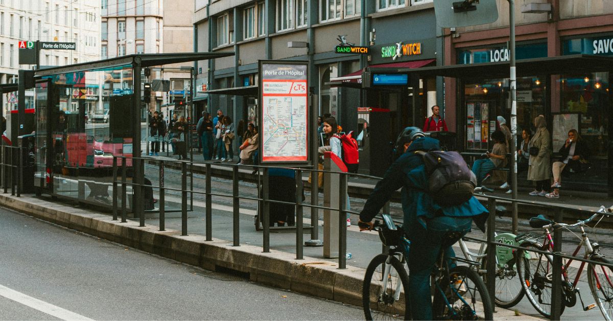 Intermodalité entre vélos en libre-service et tramway CTS, témoignant de l'avance de la capitale alsacienne sur les infrastructures cyclables avant les élections de 2026.