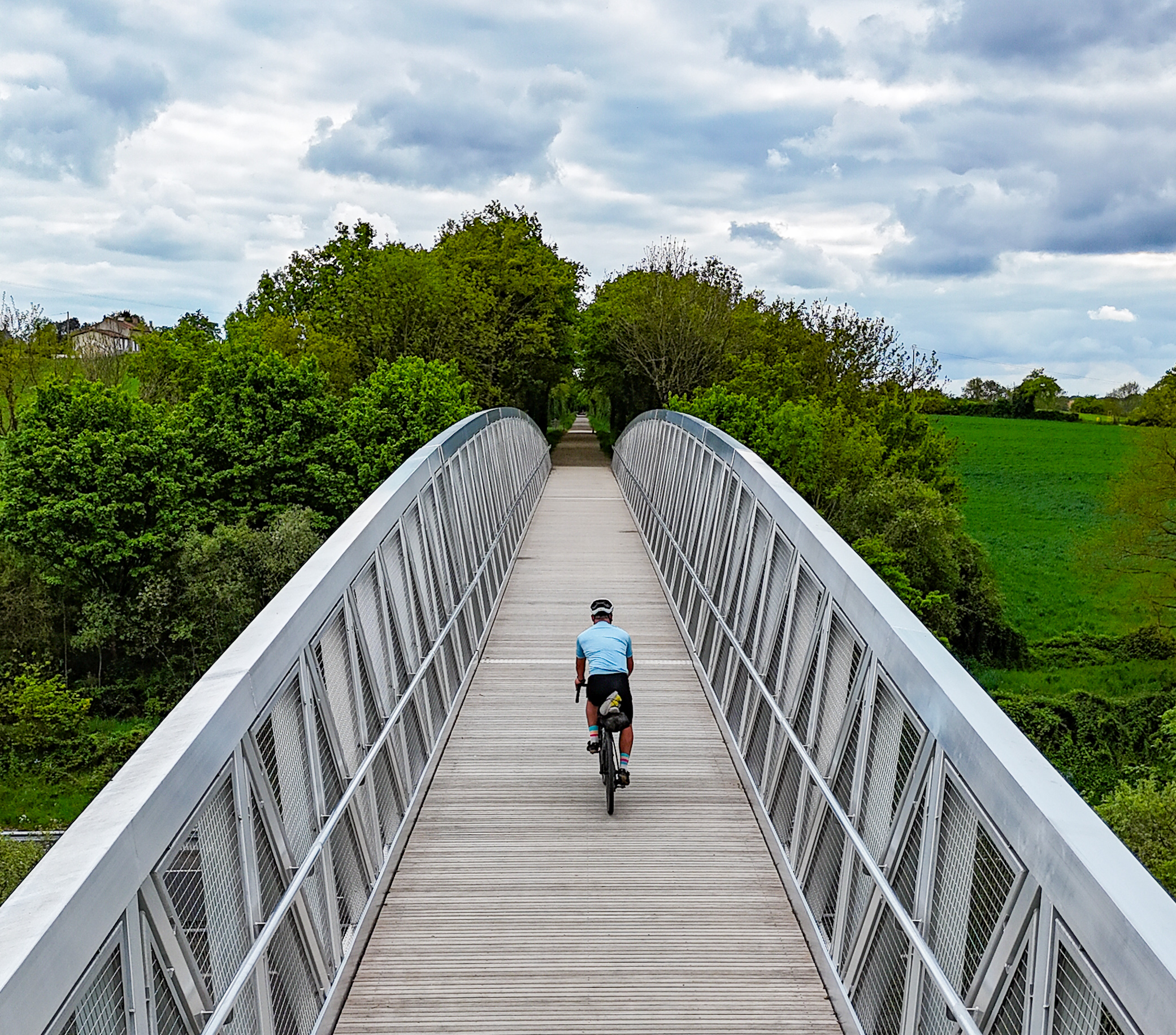 Homme à vélo sur un pont en extérieur