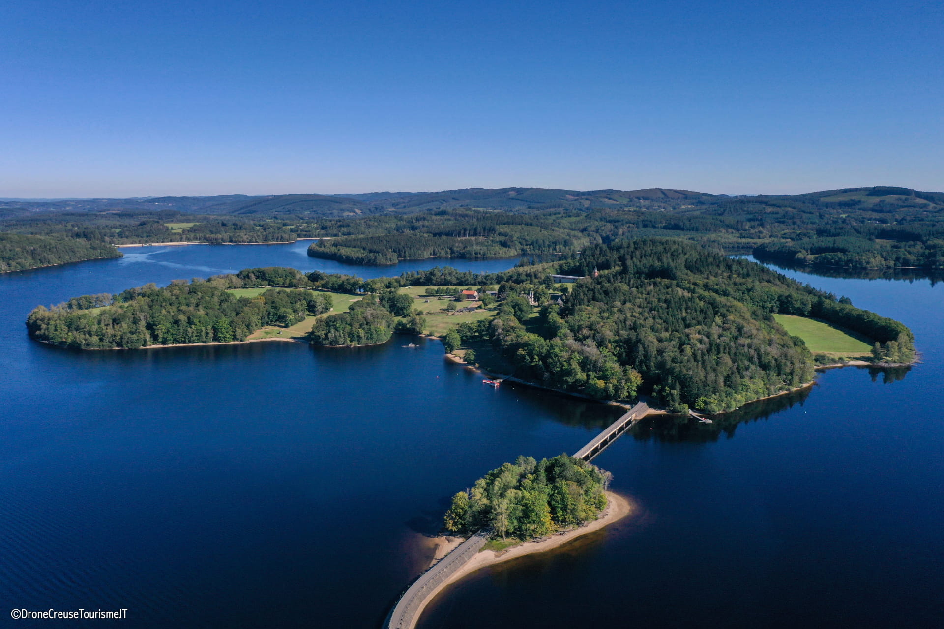 Vue de drone sur la lac de Vassivière