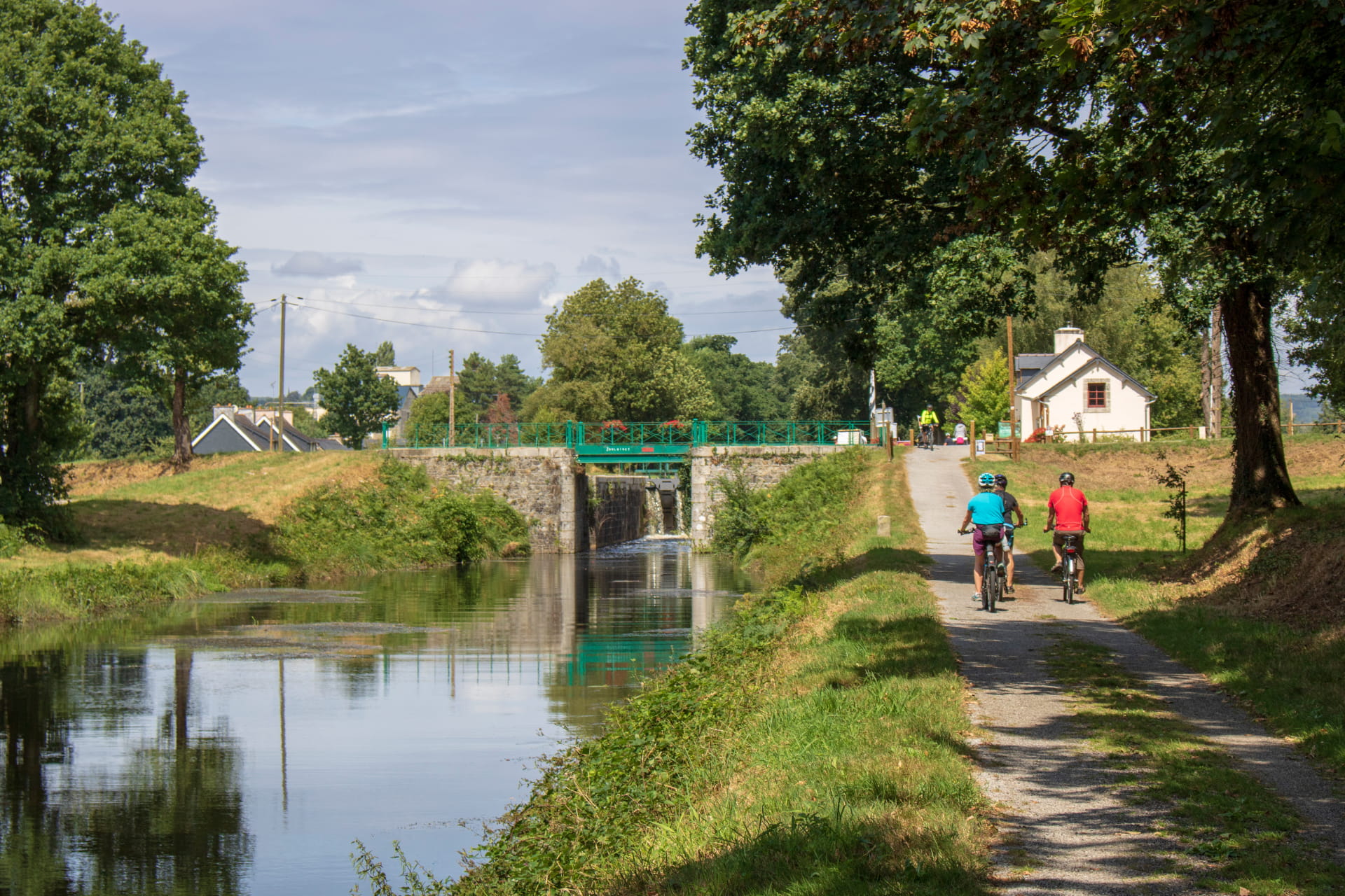 cyclistes sur le canal de nantes à brest à Guerlédan