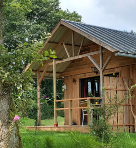 cabane en bois sur le canal de nantes à brest