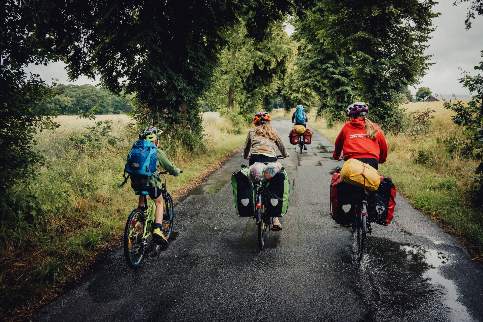 Famille voyageant à vélo avec des sacoches d'occasion