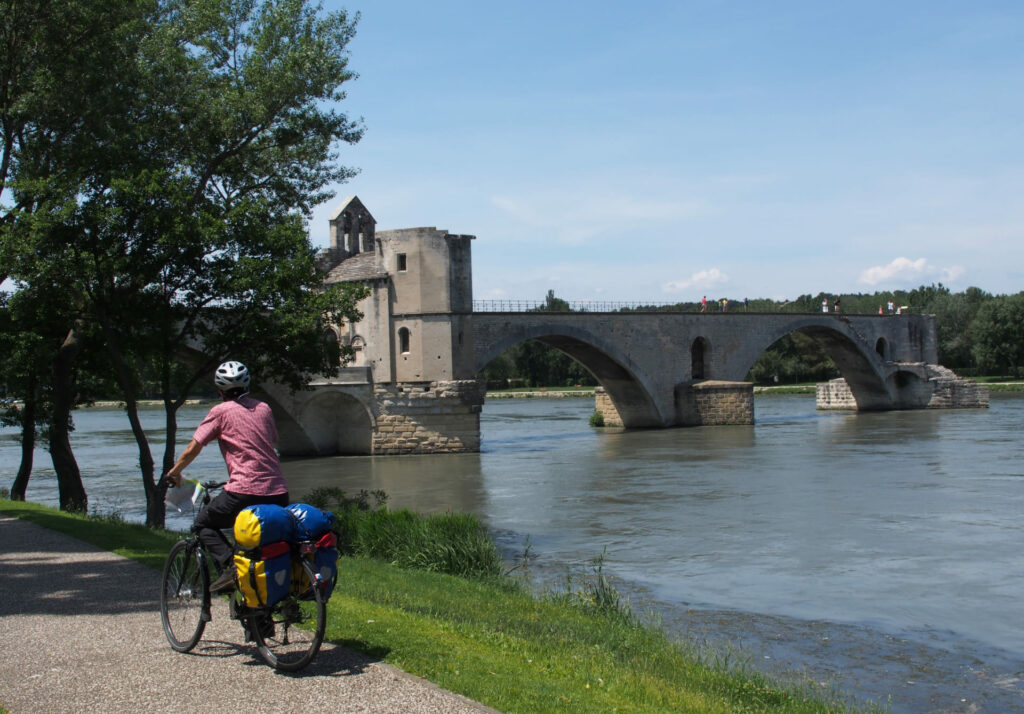 Femme à vélo en cyclotourisme à Avignon
