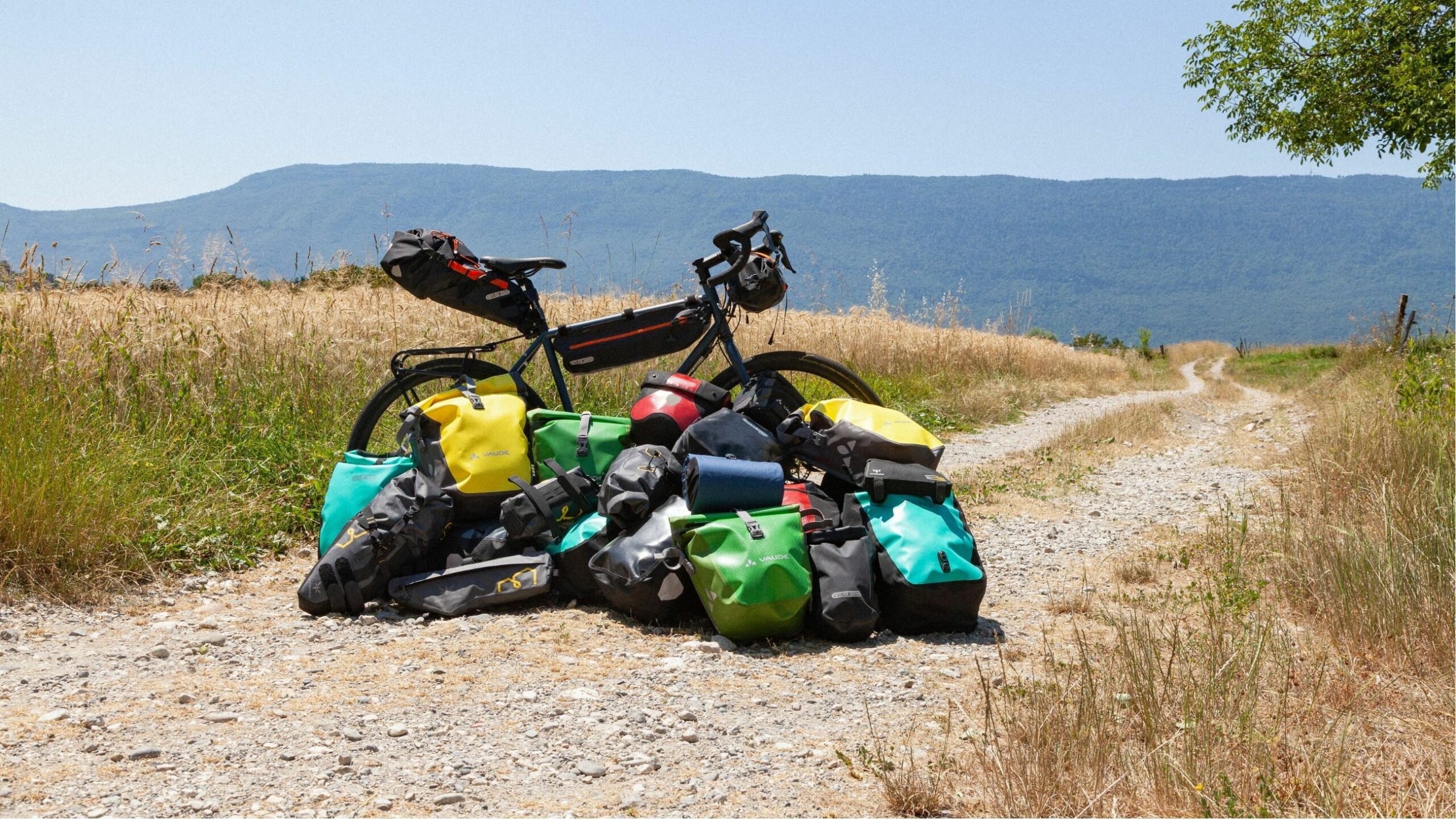 sacoches vélo occasion regroupées autour d'un vélo