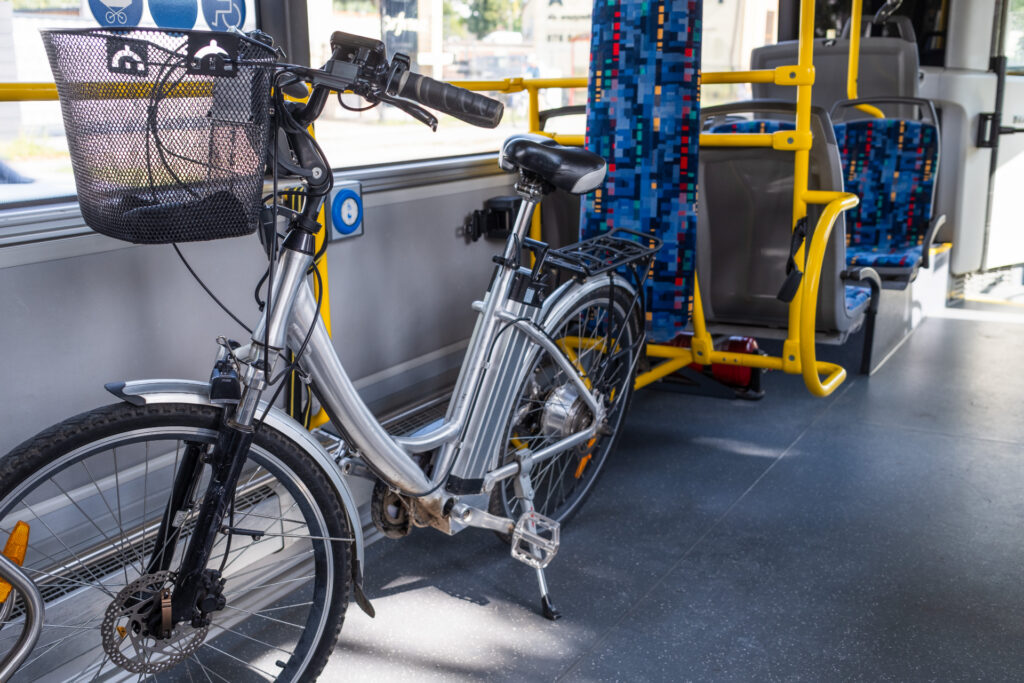 Un vélo dans un bus