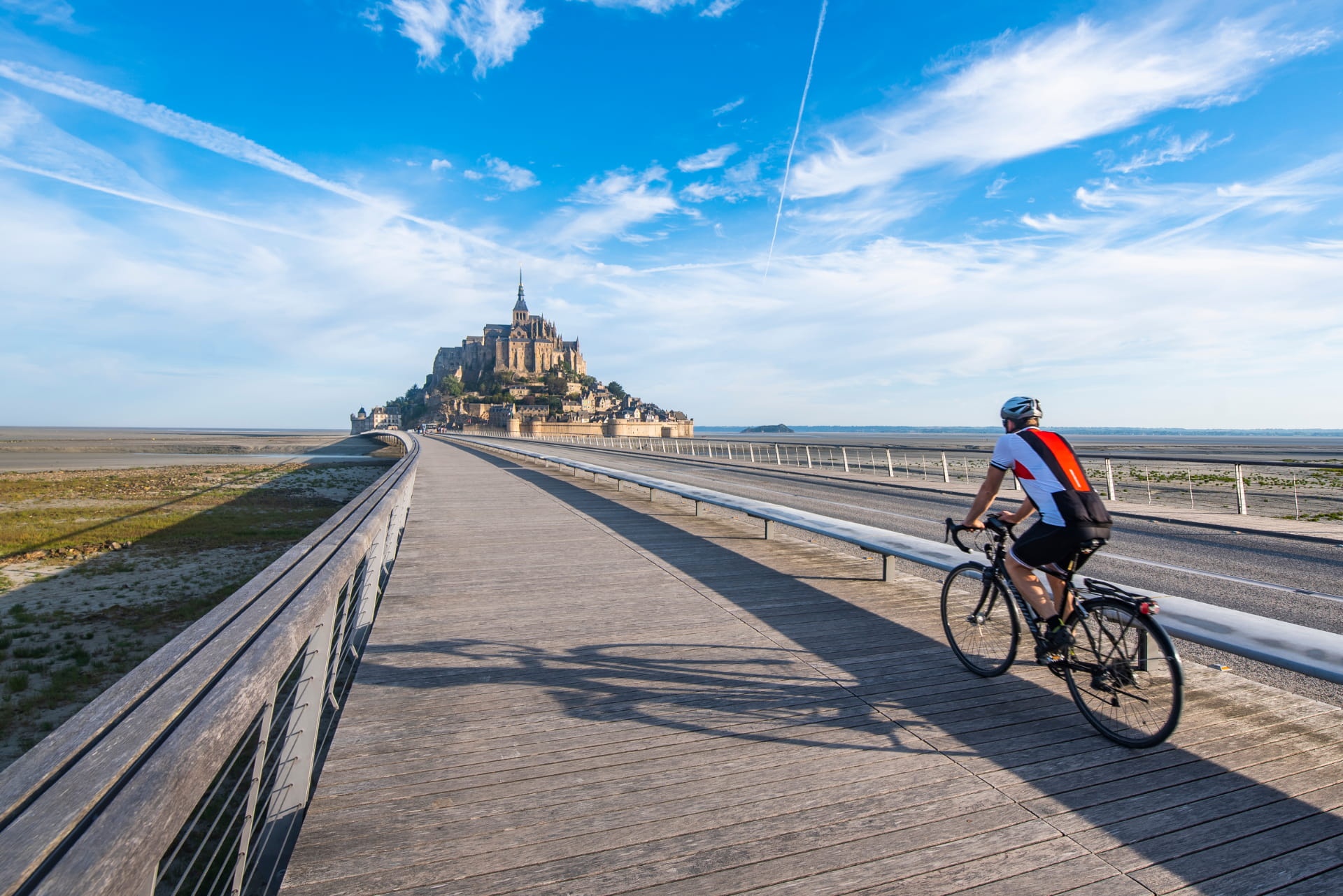 homme cycliste sur la route menant au Mont-Saint-Michel