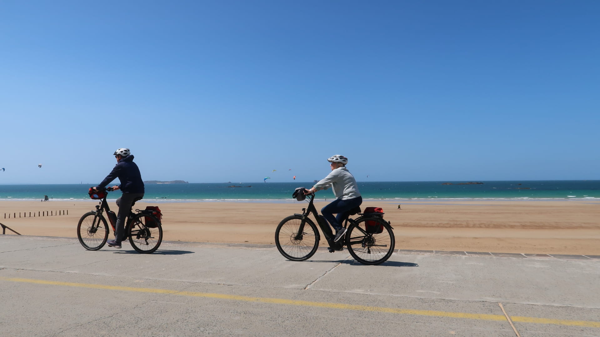 couple à vélo au bord de la mer à Saint-Malo
