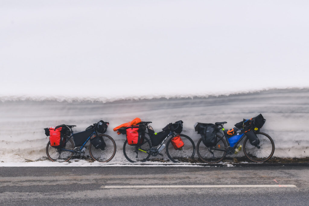 Trois vélos avec des sacohes vélos posés côte à côte