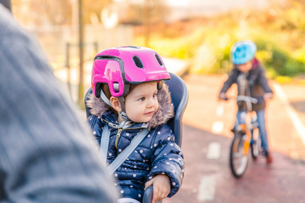bébé dans un siège vélo à l'arrière
