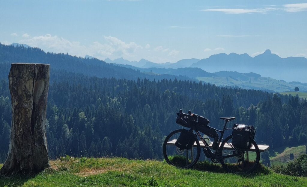 Photo de vélo avec chargement bikepacking face au paysage montagnard Suisse