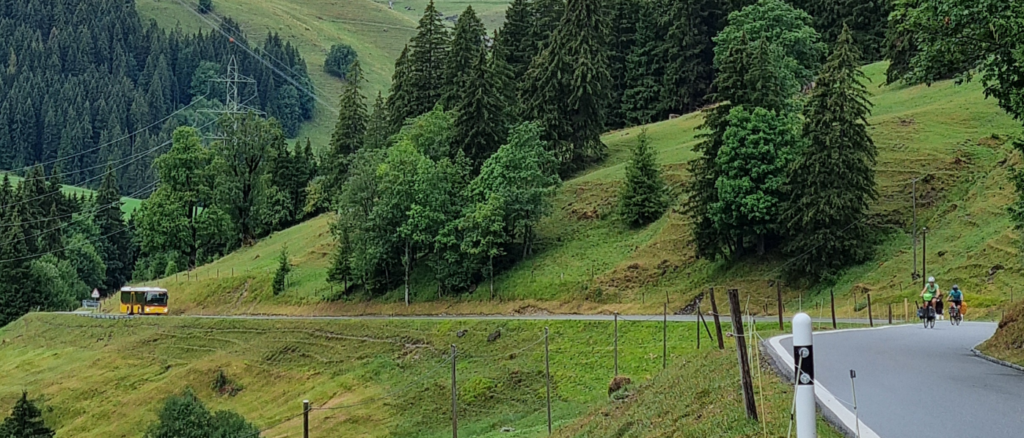 Montée à vélo en direction du col de Glaubenbielenpass, avec passage du bus accessible au vélo